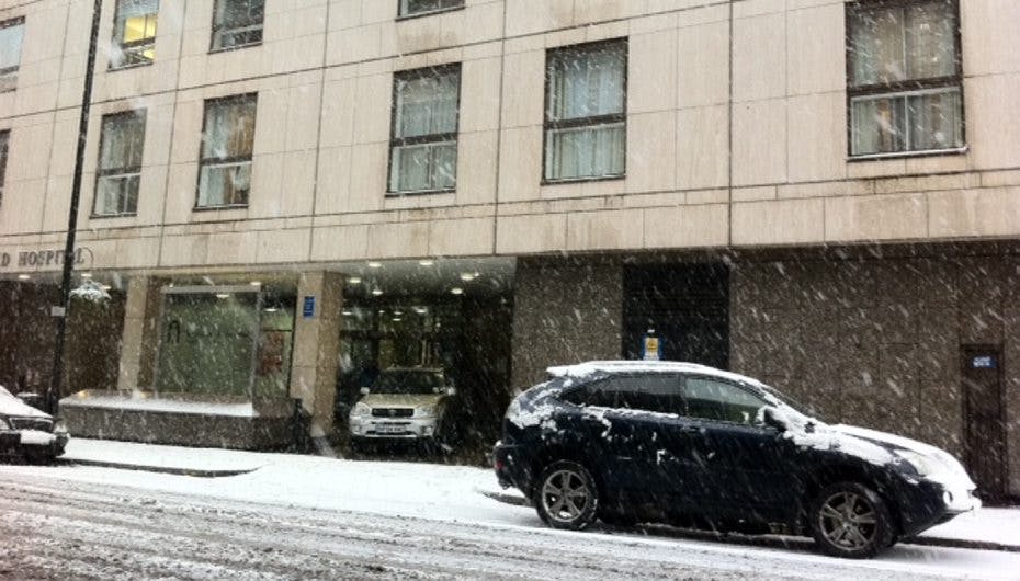 Det sner kraftigt i London i øjeblikket