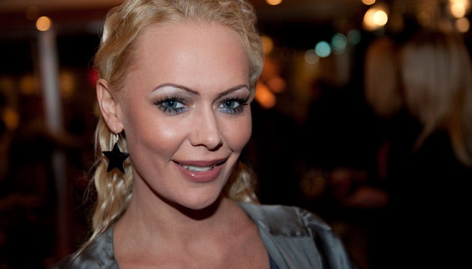 Susan K skyder nytåret ind med sin kæreste og en flok Paradise-deltagere