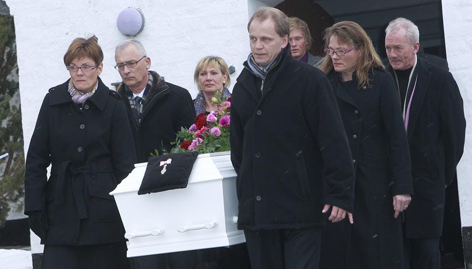 Kisten blev båret af Grethes tre niecer, Pernille, Carina og Bettina samt deres ægtemænd