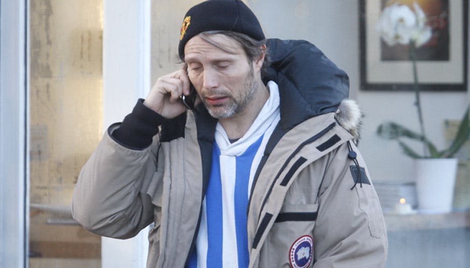 Mads Mikkelsen lignede en, der var ramt af influenza eller vinterdepression, da han gik til kaffemøde med 4 kvinder i Hellerup