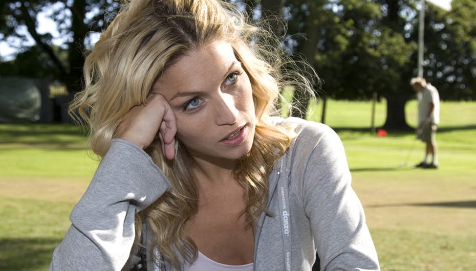 Den smukke skuespiller har brækket kravebenet efter et cykelstyrt i Frankrig