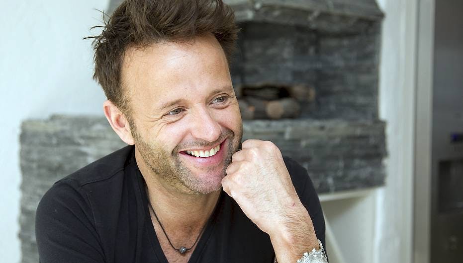 Han har grund til at smile bredt. Han er nemlig Danmarks mest populære ungkarl blandt sine mandlige tilbedere