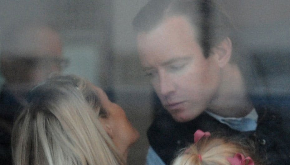 Det er ikke Carolines eksmand, der kysser hende her