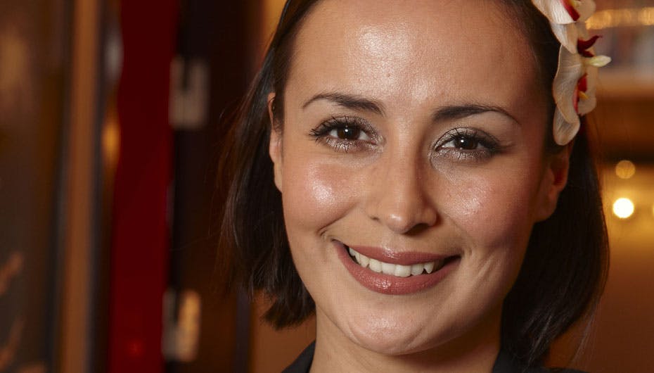 Julie er taget til Tyrkiet for at støtte sin 6 år yngre kæreste