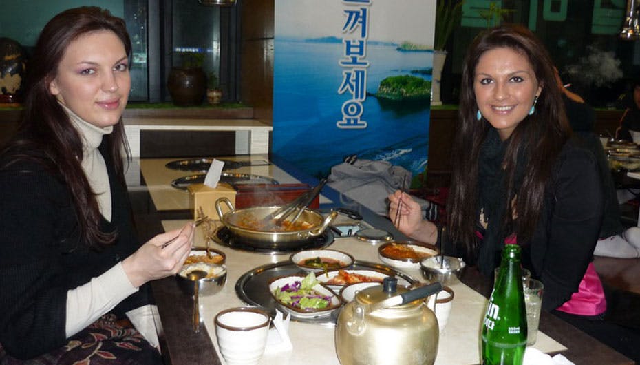 Lisa Lents nyder koreansk mad sammen med sin søster