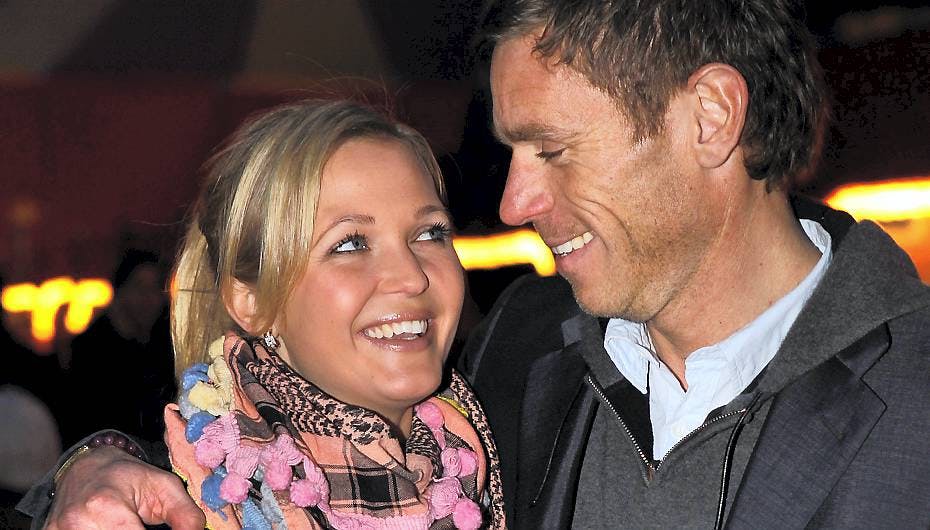 Han kommer tæt på familien. Allan Nielsen flytter nemlig ind til Tina Lund, der bor sammen med sine forældre