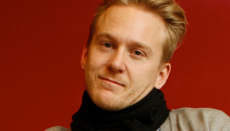 Huxi Bach har god grund til at gå rundt med et saligt smil på læben på trods af sin fyring fra DR