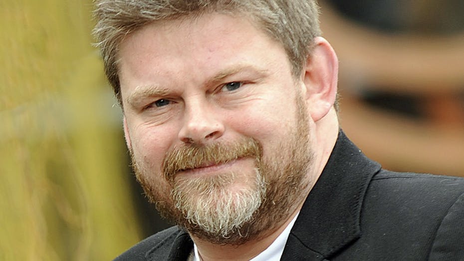 https://imgix.seoghoer.dk/media/se-og-hoer/2010/kendte-dk/november/stig-rossen-paa-spanden1-jpg.jpg
