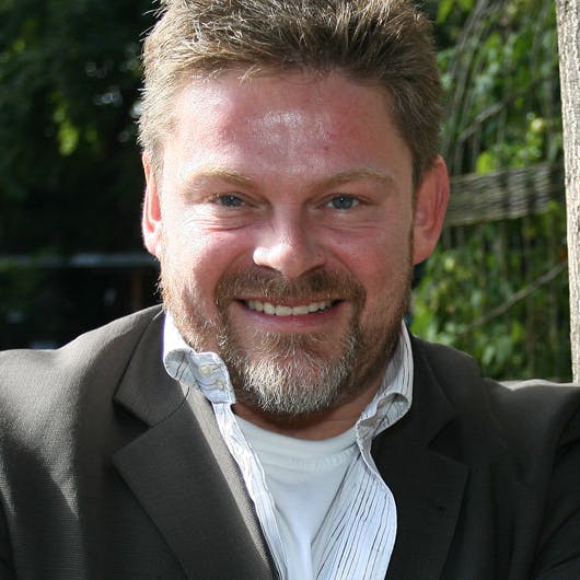 https://imgix.seoghoer.dk/media/se-og-hoer/2010/kendte-dk/november/stig-rossen-vild-med-tomj1-jpg.jpg