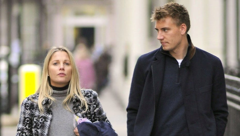 Caroline lufter sin unge kæreste og sin tykke mavse