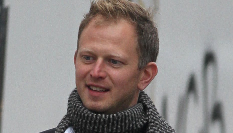 Han er glad, og det er kæresten også - se hvem det er herunder