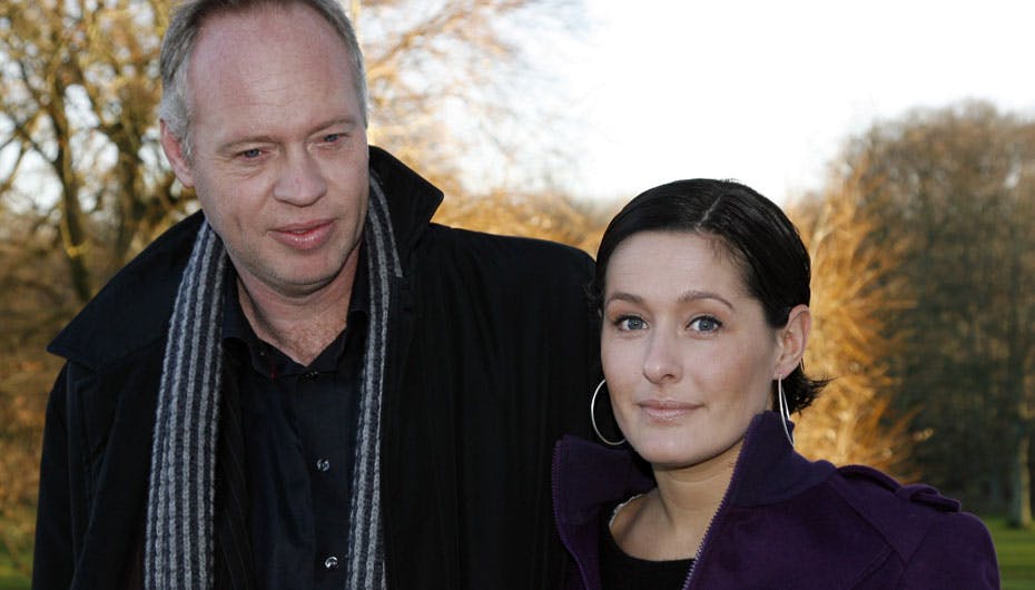 Det stolte forældrepar har fået sig en lille pige
