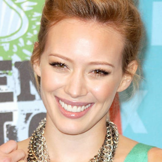 https://imgix.seoghoer.dk/media/se-og-hoer/2010/kendte-udland/august/hilary-duff-gift-jpg.jpg