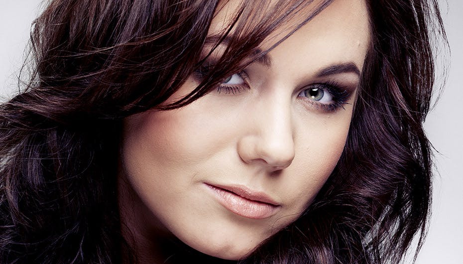 Tomina Harket ligner sin far en del, så det gode udseende må ligge i generne