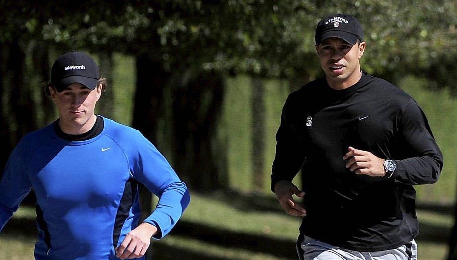 Tiger Woods har været ude i det virkelige liv og joggede i går sammen med en uidentificeret ven nær sit hjem i FLorida