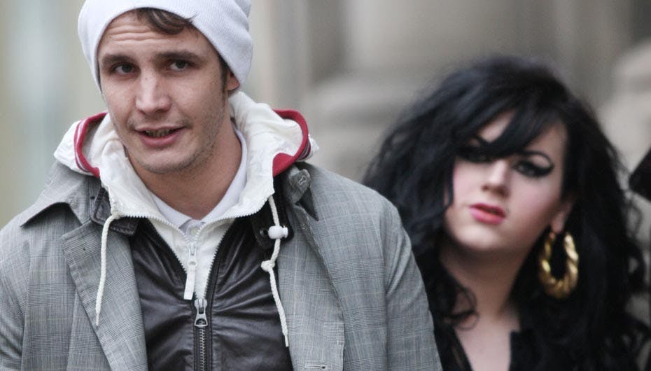 Blake Fielder-Civil med den transseksuelle Amy-kopi lige bag sig