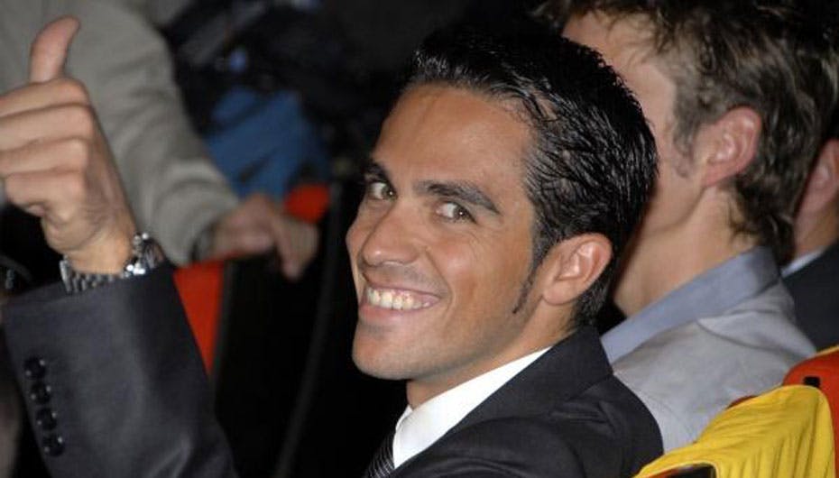 Alberto Contador har noget at smile af. Han ligger til at vinde Tour de France, og så synes kvinderne, at han er en fræk lille sag