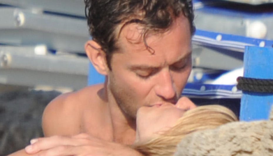 Jude og Sienna går til den på stranden