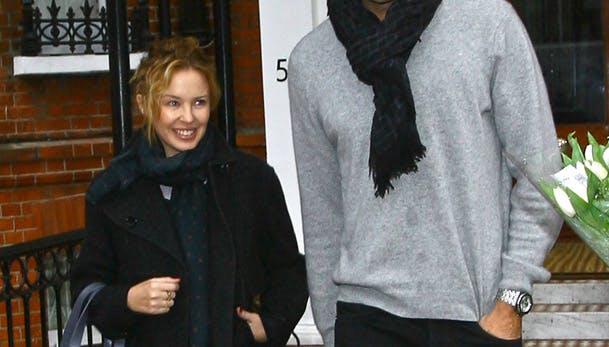 Det er en udfordring for fotograferne at få hele motivet med, når Kylie ankommer med sin kæreste under armen