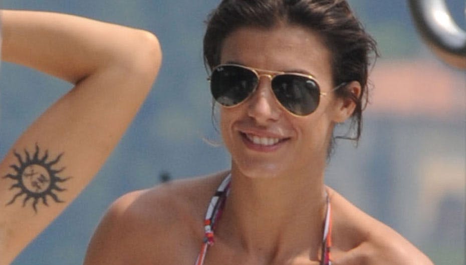 Elisabetta Canalis tager sig godt ud i solen