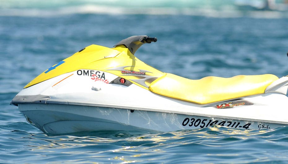 Det var sådan en krabat den blonde modella ikke kunne styre. Det resulterede i en br ækket arm.