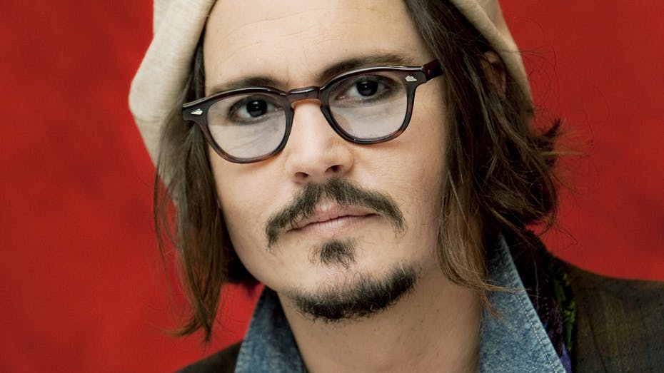 Den filmaktuelle Johnny Depp har også succes på hjemmefronten, hvor han på 11. år dater Chanel-musen Vanessa Paradis