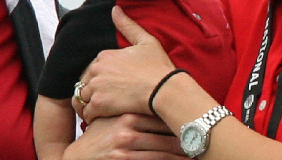 Denne krabat slipper modellen snart af med - ikke den lille søn på armen, men vielsesringen