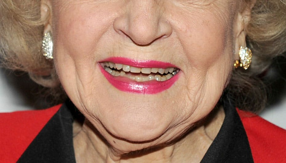 https://imgix.seoghoer.dk/media/se-og-hoer/2010/kendte-udland/oktober/betty-whitestort-jpg.jpg
