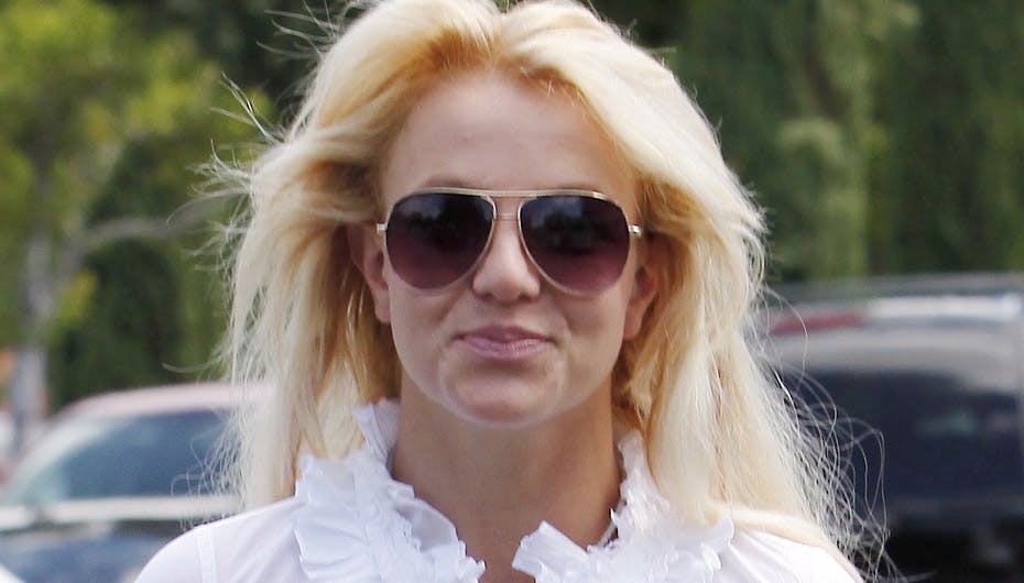 Den forsmåede bodyguard Fernando Flores sagsøger Britney for 90 millioner kroner for sexcikane