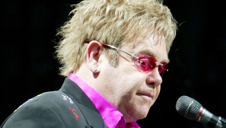 Årsagen til kollapset er endnu ukendt, men alligevel skulle Elton John være klar til at fuldføre koncerten