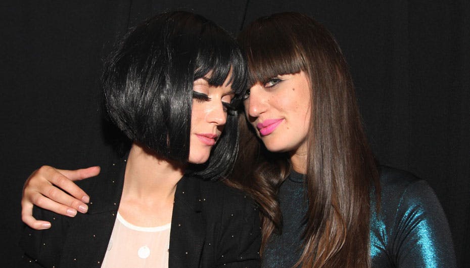 De ser kærlige ud sammen, Katy og hendes lesbiske flirt på natklubben i Melbourne