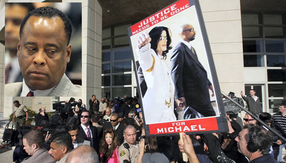 Uden for retssalen er masser af Michael Jackson-fans samlet, mens lægen Conrad Murray