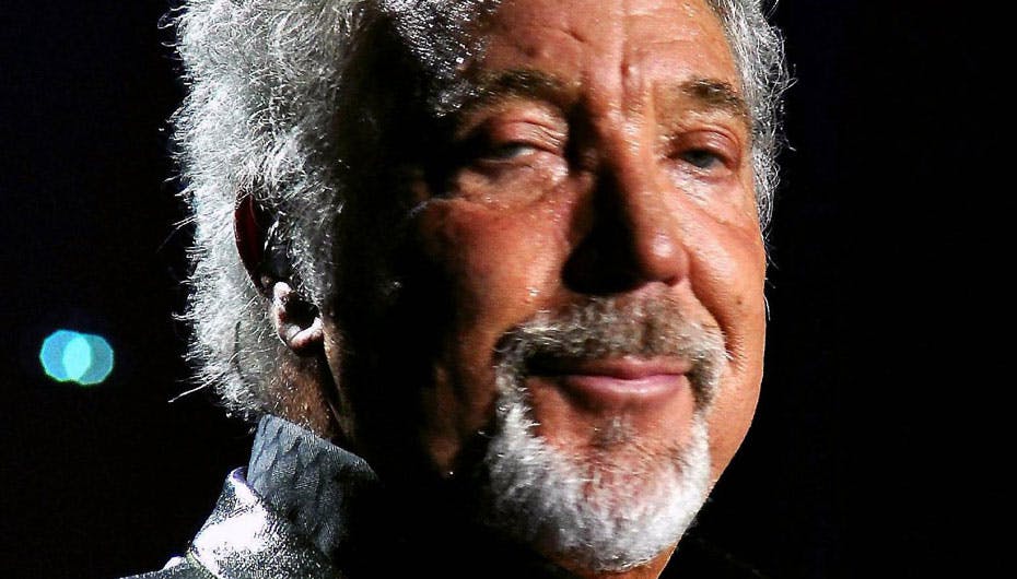 Det kan godt være, at han ser lidt slidt ud, men den 70-årige Mr. Jones' sirupstemme glider stadig lige i underlivet på de fleste kvinder