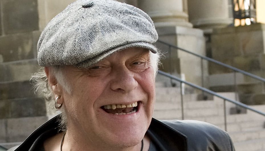 Larsen lider bestemt økonomisk på grund af finanskrisen