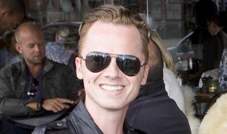 Claus Noreen har grund til at smile - han er nemlig blevet forelsket i en smækker blondine