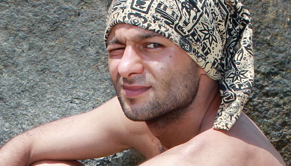 Ali måtte give op og bede om at komme hjem fra den øde ø