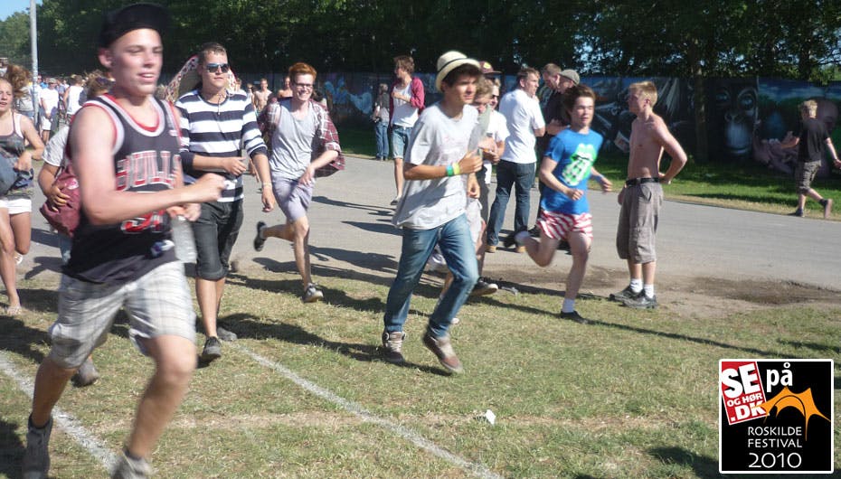 Traditionen tro blev der løbet igennem, da festivalpladsen blev åbnet