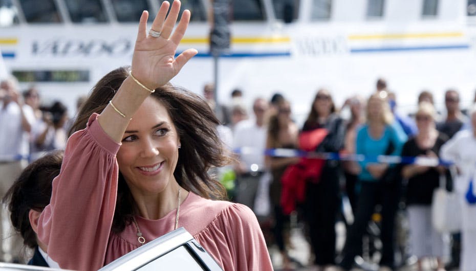 Mary hilste hjemmevant på den svenske pøbel, der var samlet uden for Grand Hotel, hvor hun bor sammen med prins Christian