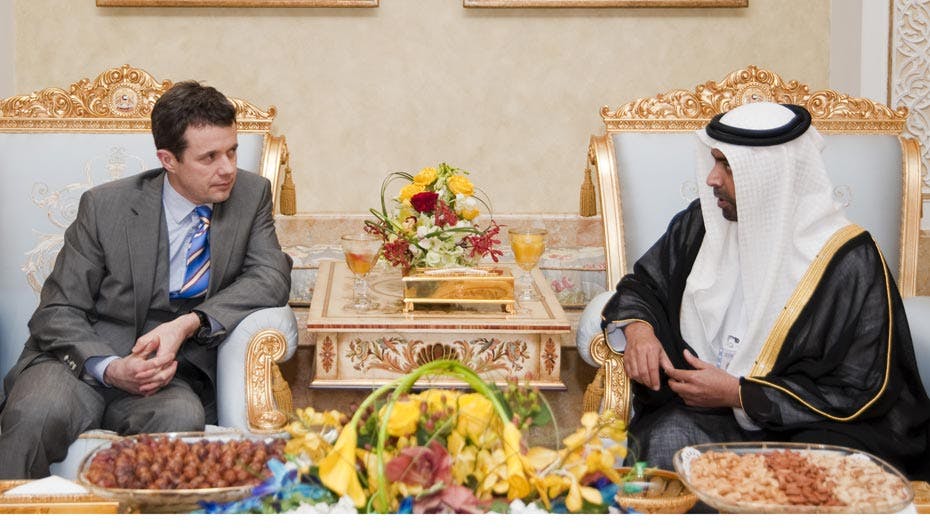 Frederik i samtale med Al Suwaidi i Abu Dhabi