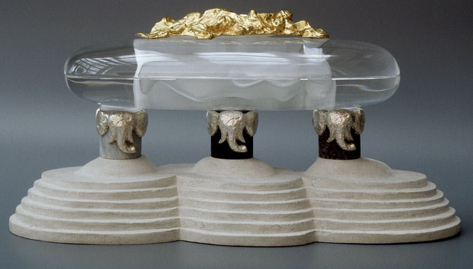 Dronningen og prinsgemalen skal ligge nedenunder glasmonumentet der til forveksling minder om et kæmpe kondom. Hvordan de får den, der dør sidst, ned i jorden vides ikke