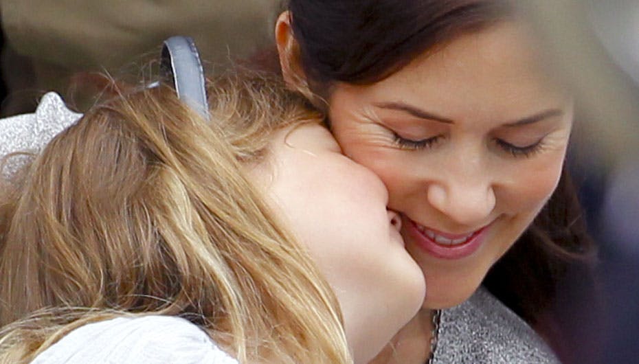 Et ømt øjeblik mellem mor og datter