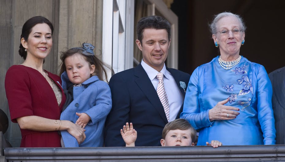 Kronprinsen er pavestolt over familieforøgelsen. Men der er ingen tvivl om at tvillingerne bliver en dyr affære