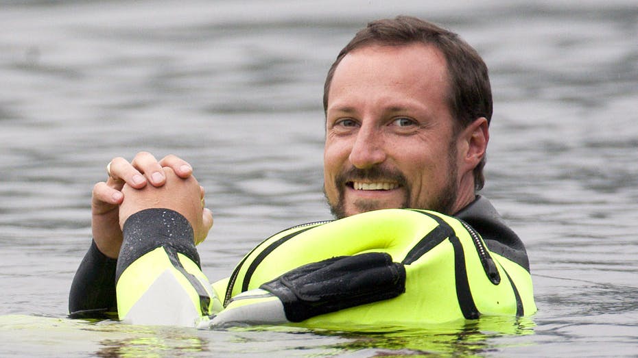 Haakon i vandet i våddragt - dog ikke fra redningsaktionen