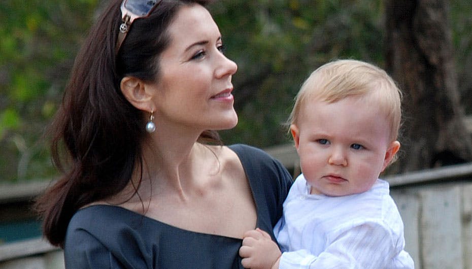 Mary med en måske sulten prins Christian tilbage i 2006