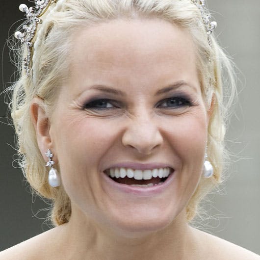 https://imgix.seoghoer.dk/media/se-og-hoer/2010/royalt/juli-august-september/mette-marit-blotter-sig1-jpg.jpg