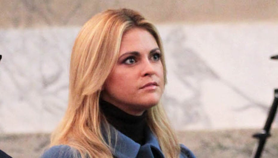 Madeleine er blevet sur på farmand. Hun beskylder ham for at stritte hendes eksforlovede Jonas Bergström ud mod hendes vilje