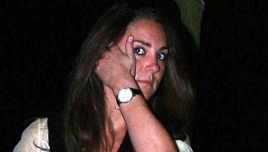 Blod, splat og ulykke. Sådan undervises Kate Middleton i pressehåndtering af det engelske hof