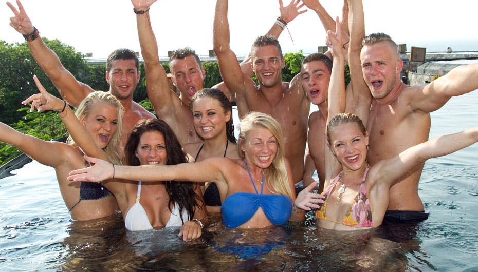 Det er et hold vilde og frække unge mennesker, der i denne sæson skal slå sig løs på "Paradise Hotel" i Mexico
