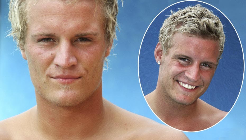 Ronnie giver sin tvillingbror Kenneth, som kom ind i programmet mandag aften, et par ord med på vejen