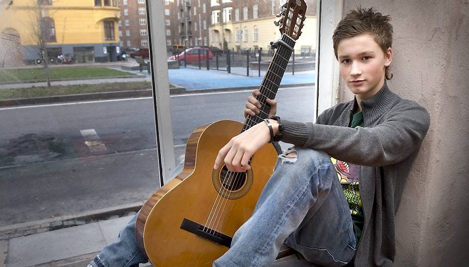 Jesper har valgt at synge en omgang gedigen hippierock til "X Factor"-finalen